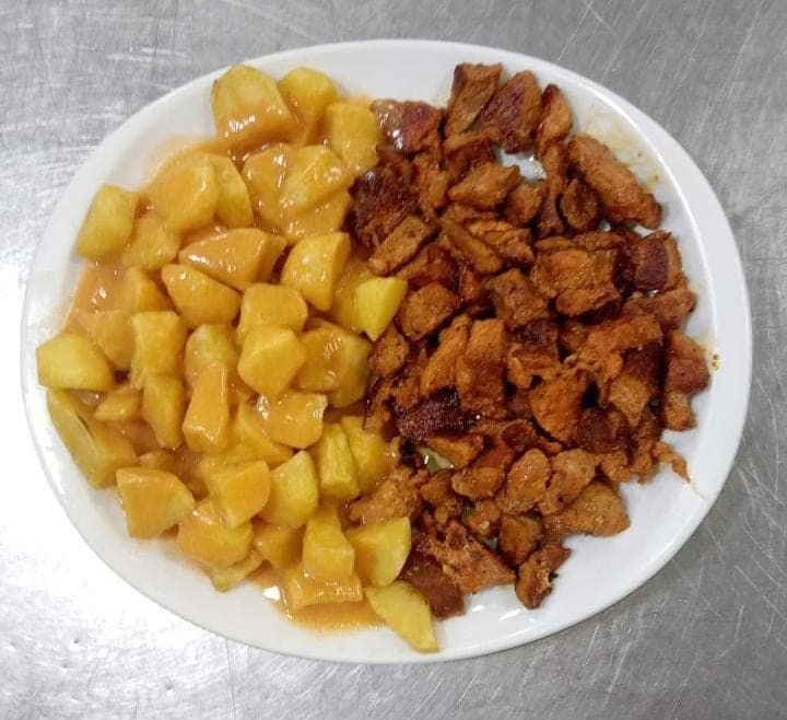 Carne de pincho moruno con patatas bravas